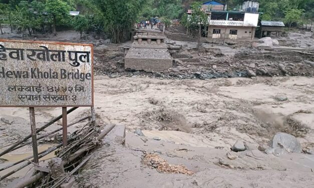 बाढीले बगाएको हेवा खोलामा बेलिब्रिज राखिने