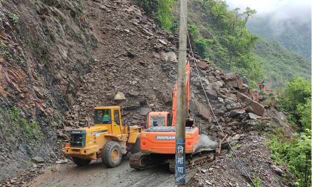 देशभर वर्षा, पहिरोले काठमाडौंलाई जोड्ने दुई सडकसहित विभिन्न राजमार्ग अवरुद्ध