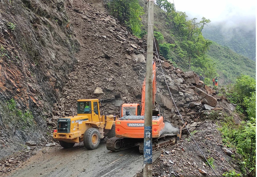 देशभर वर्षा, पहिरोले काठमाडौंलाई जोड्ने दुई सडकसहित विभिन्न राजमार्ग अवरुद्ध