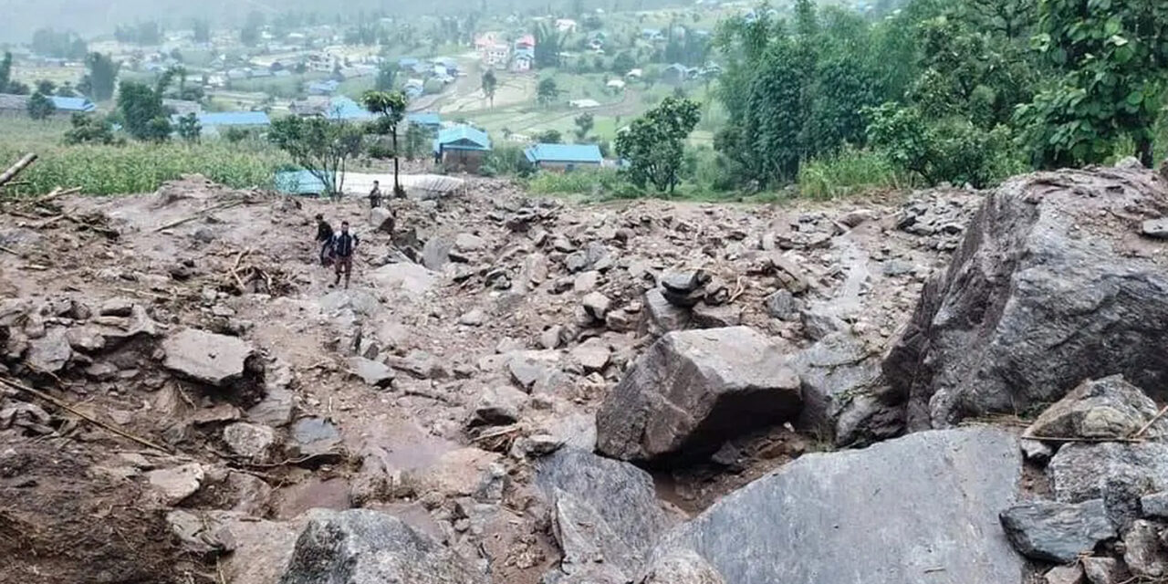 ओखलढुंगामा पहिरो : एकै परिवारका तीन जनाको मृत्यु, एक बेपत्ता