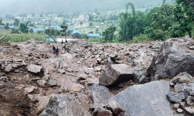 ओखलढुंगामा पहिरो : एकै परिवारका तीन जनाको मृत्यु, एक बेपत्ता