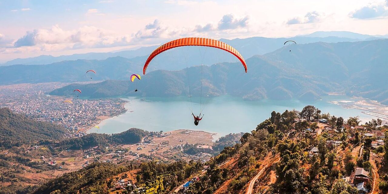 पोखरामा प्याराग्लाइडिङ उडानको शुल्क बढ्यो