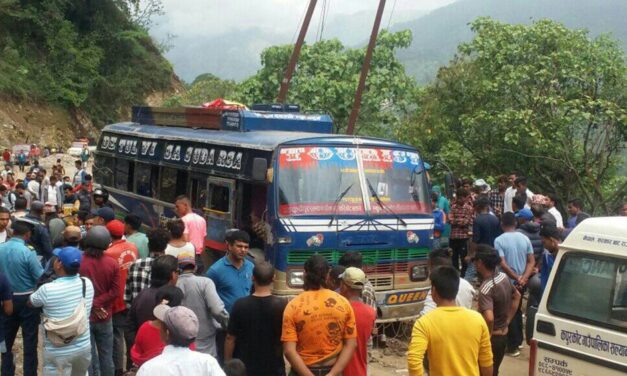 गुडिरहेको बसमा करेन्ट लाग्दा तीन जनाको मृत्यु