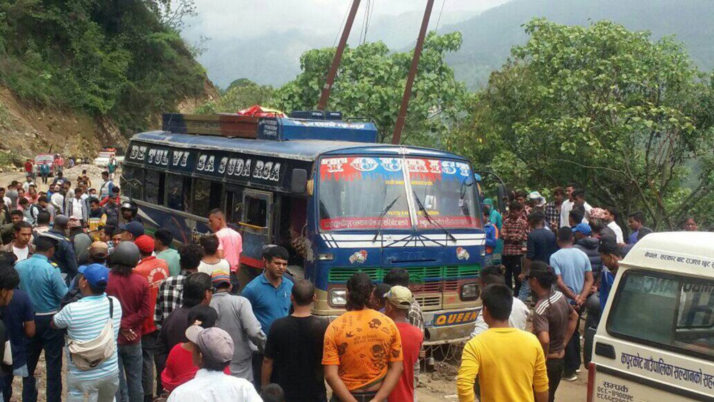 गुडिरहेको बसमा करेन्ट लाग्दा तीन जनाको मृत्यु