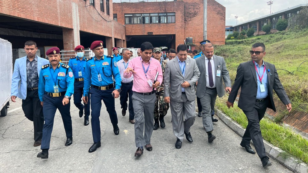 सुन तस्करी काण्डपछि गृहमन्त्रीले गरे विमानस्थल भन्सार कार्यालयको निरीक्षण