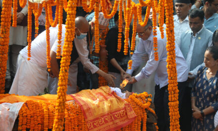 पशुपतिमा सीता दाहालको अन्त्यष्टि, प्रचण्डसहित दुई छोरीले दिए दागबत्ती (तस्बिरहरू)