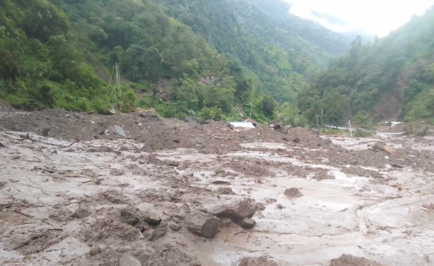 खोला तर्ने क्रममा लेदोसहितको पहिरोमा परेर बुबा-छोरा बेपत्ता