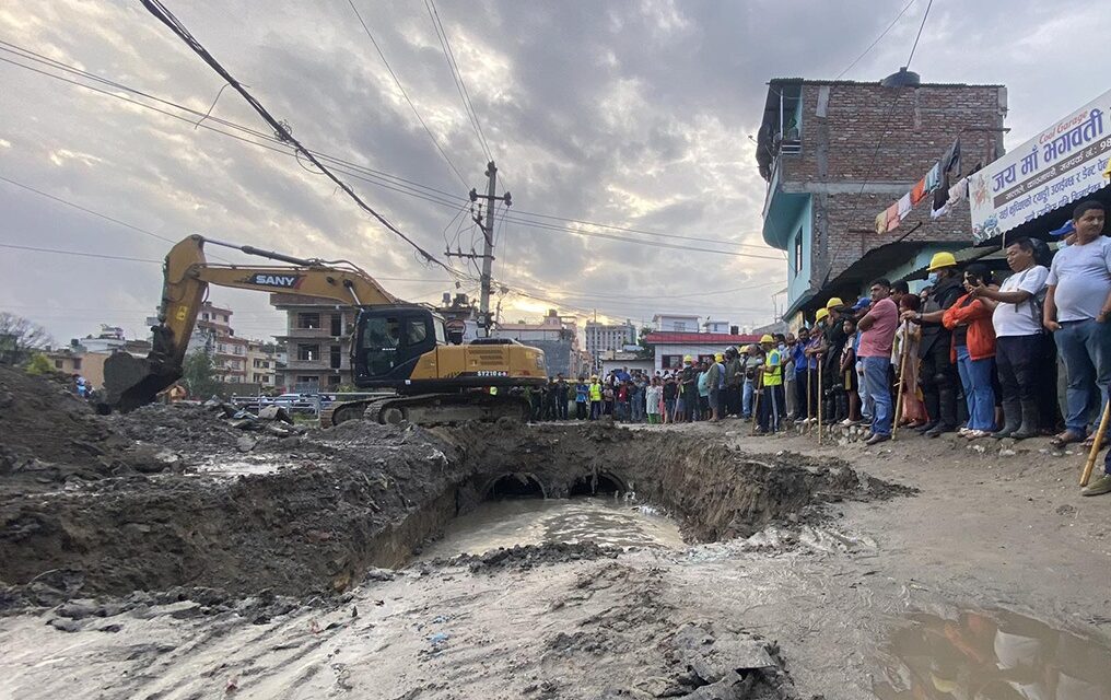 कपनको खहरे खोलामा काठमाडौं महानगरले चलायो डोजर