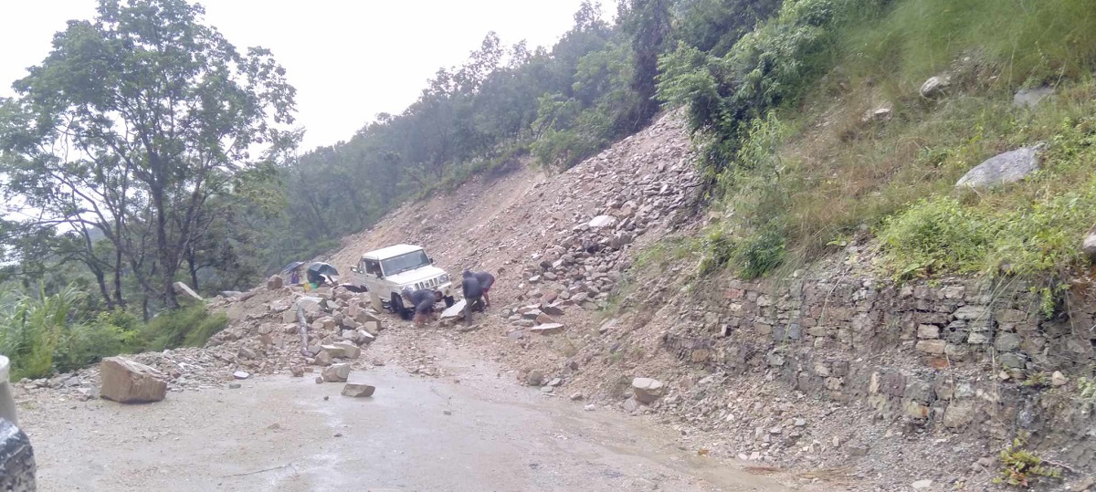 मनाङको अवस्था : ३५ किलोमिटरमा ३५ पहिरो, आवतजावत पूर्णरुपमा ठप्प