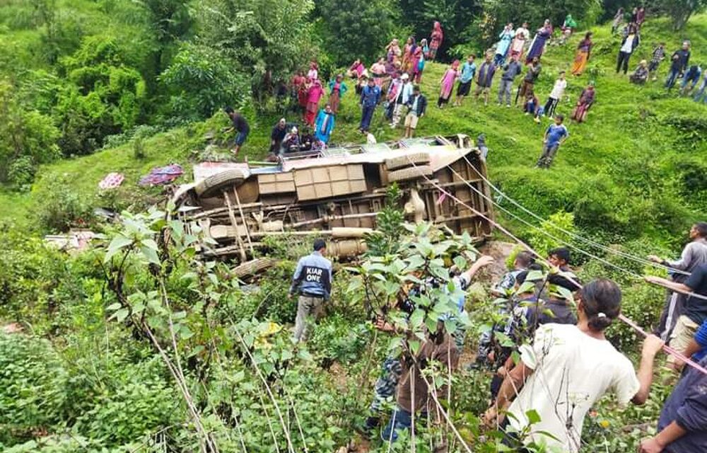 रोल्पामा बस दुर्घटना : चार यात्रुको मृत्यु, पाँच घाइते