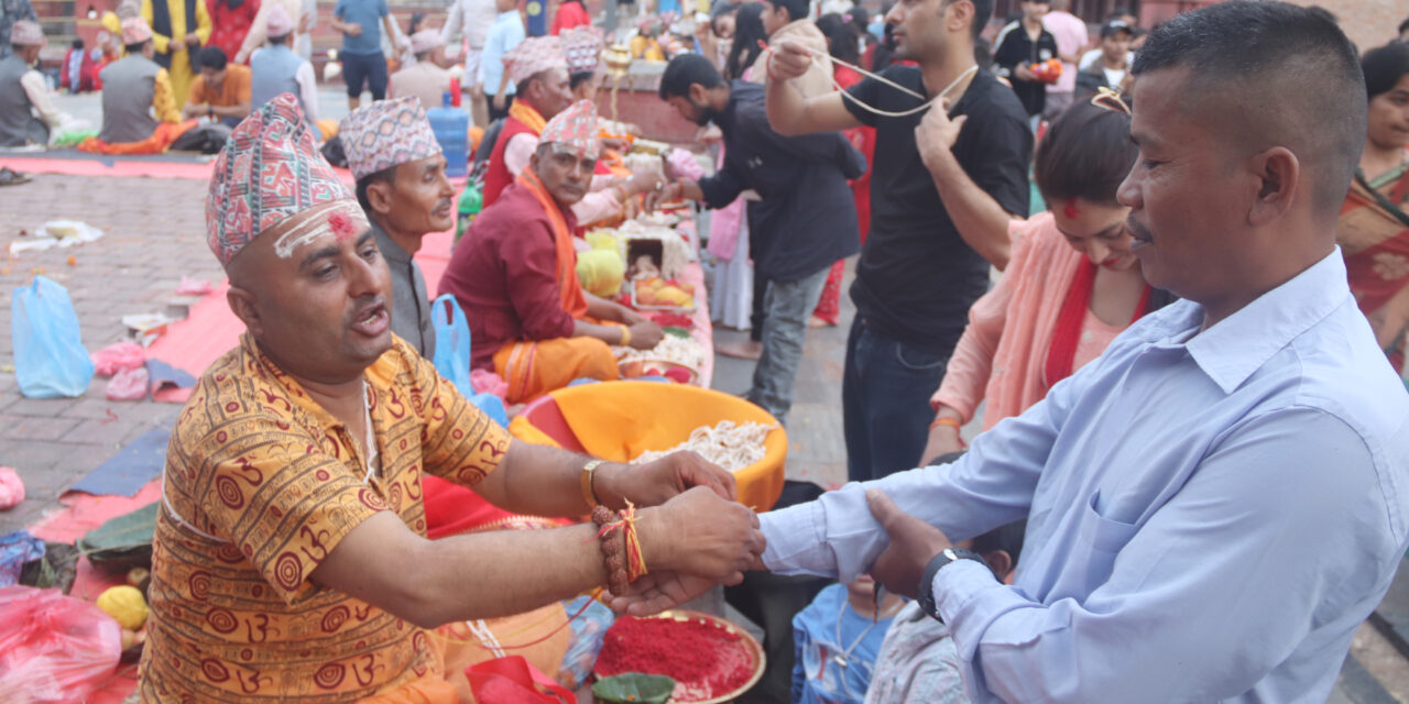 पशुपतिनाथलगायत देशभरका मठ मन्दिरमा डोरो बाँध्ने भक्तजनको घुइँचो