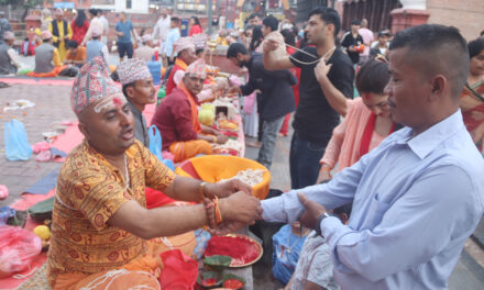 पशुपतिनाथलगायत देशभरका मठ मन्दिरमा डोरो बाँध्ने भक्तजनको घुइँचो