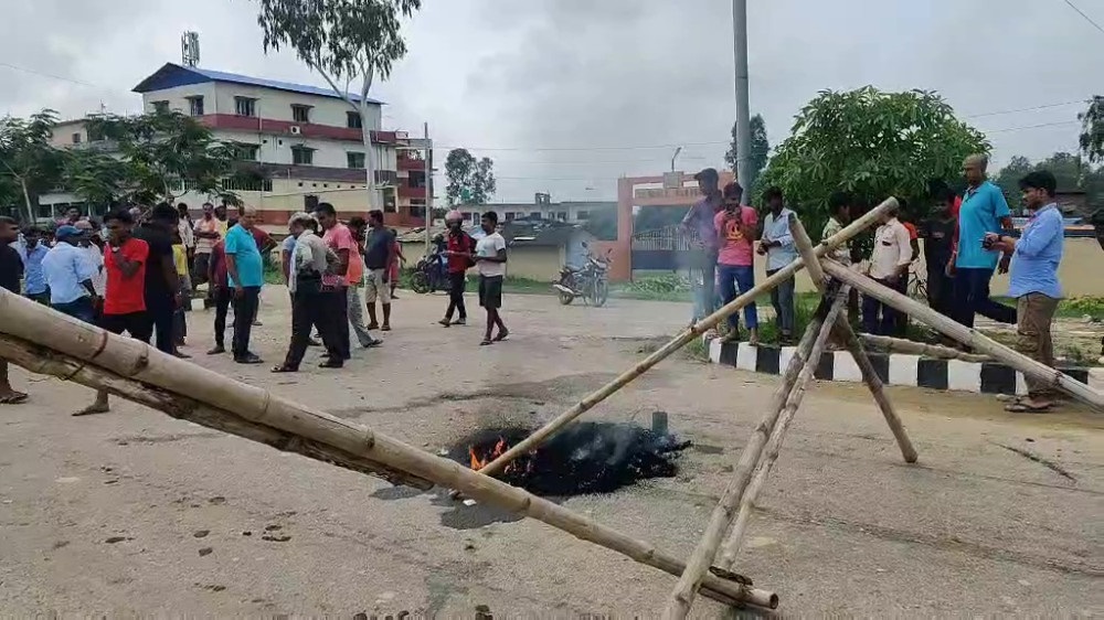 ट्रकको ठक्करबाट महिलाको मृत्युपछि पूर्वपश्चिम राजमार्ग अवरुद्ध