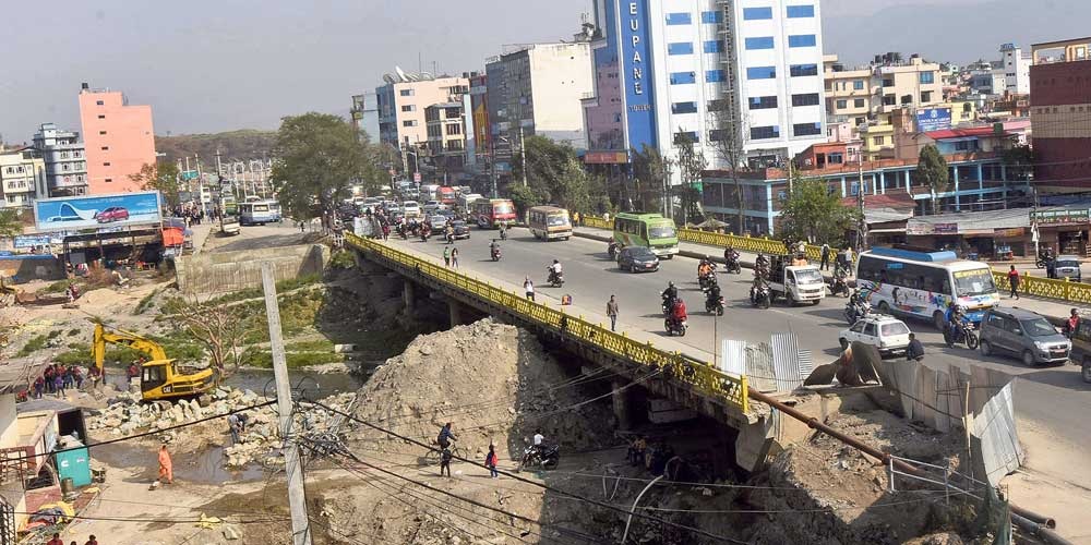 तीनकुनेस्थित बागमती पुलमा मोटरसाइकल खस्दा एकको मृत्यु